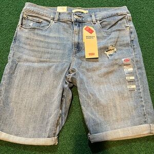 Levi Bermuda Women’s shorts Size 31 NWT